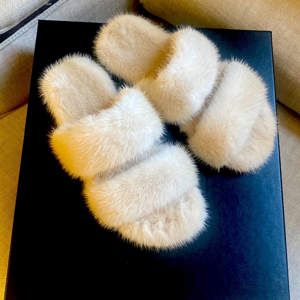 Yves Saint Laurent Luxury Sandals/Slippers